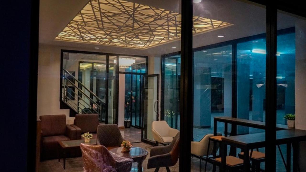 Отель Plearnwan Deluxe Mansion Бангкок Экстерьер фото
